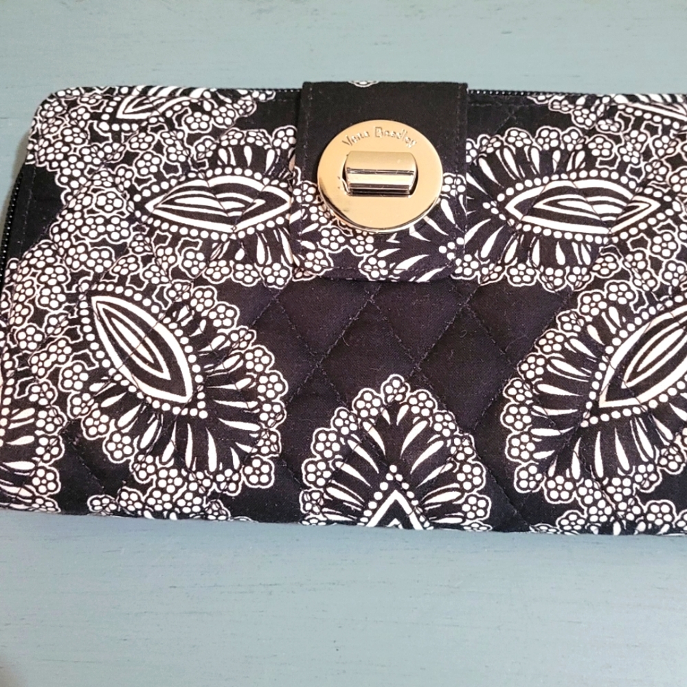 Vera Bradley turn key wallet in  Blanco Bouquet. NWT